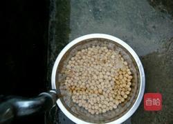 青椒炒干黄豆的做法图解2
