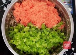 青椒胡萝卜肉馅饺子的做法图解2