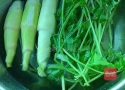 茭白炒肉的做法图解1