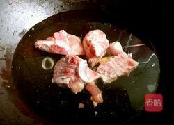 排骨茨实薏米莲藕祛湿汤的做法图解2