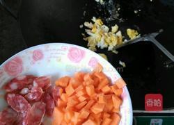 红萝卜腊肠蛋炒饭的做法图解2