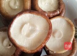 香菇酿肉的做法图解1