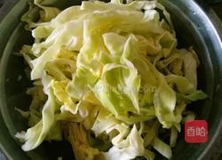 包菜炒饼的做法图解1