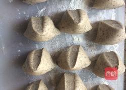 核桃芝麻糖三角的做法图解9