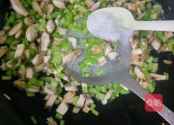 西芹口蘑炒米饭的做法图解4