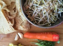 白菜豆芽豆皮拌胡萝卜的做法图解1