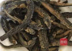 泥鳅干蒸酸萝卜的做法图解1