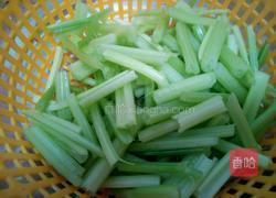 芹菜炒肉丝的做法图解2