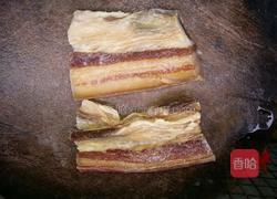 西芹荷兰豆炒腊肉的做法图解1