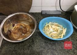 响螺肉沙鱼肾煲老鸡汤的做法图解2