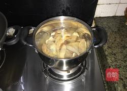 响螺肉沙鱼肾煲老鸡汤的做法图解5