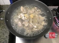 响螺肉沙鱼肾煲老鸡汤的做法图解7