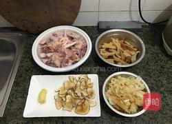 响螺肉沙鱼肾煲老鸡汤的做法图解6