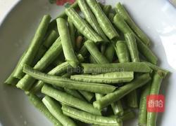 猪舌炒豆角的做法图解1