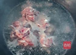 枸杞排骨炖海带结的做法图解1