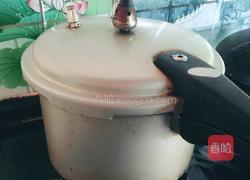 枸杞排骨炖海带结的做法图解4