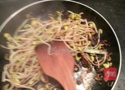 扁红薯粉炒豆芽的做法图解3