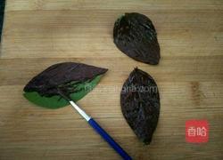 制作蛋糕装饰～巧克力叶子的做法图解3