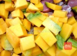 小香肠瘦肉炒南瓜丁的做法图解4