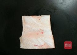 猪皮炒西兰花的做法图解1