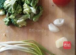 番茄炒西兰花的做法图解1