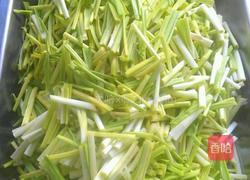 蒜苗炒鸡蛋的做法图解2