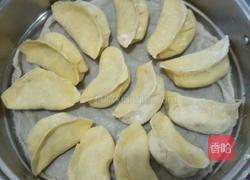 薄皮玉米面酸菜油梭子馅蒸饺的做法图解6