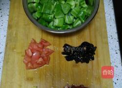 菜椒炒肉的做法图解1