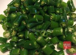 青椒炒鸡蛋的做法图解1