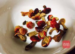 红菇炖瘦肉汤的做法图解1