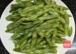 瘦肉炒四季豆的做法图解2
