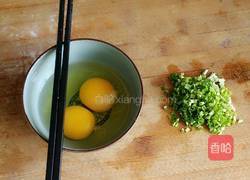 蛋片炒青椒的做法图解1