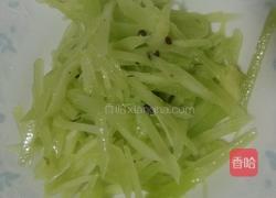 凉拌莴笋丝儿的做法图解2