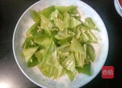 尖椒炒肉的做法图解1