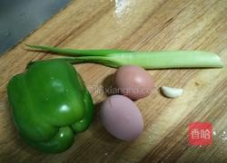 青椒炒鸡蛋的做法图解1