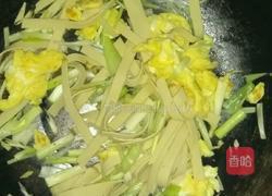 炒鸡蛋豆皮的做法图解3