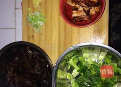 木耳芹菜炒肉的做法图解1