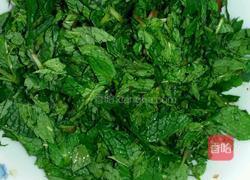 青红辣椒鲜姜大蒜拌薄荷的做法图解2