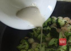 西兰花炒虾仁的做法图解6