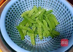 荷兰豆炒腊肠的做法图解2