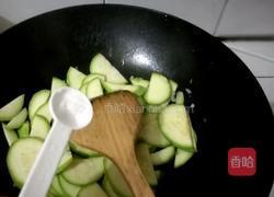 小瓜炒鸡蛋的做法图解3