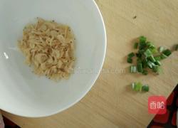 虾皮酱油炒饭的做法图解1