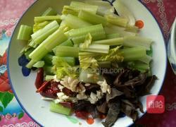 芹菜炒肉丝的做法图解1