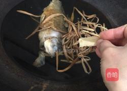 黄花菜鲫鱼汤的做法图解5