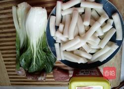 风味香肠炒年糕的做法图解1