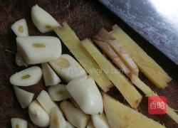 鱿鱼仔青菜汤的做法图解2