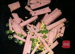 油豆腐炒火腿的做法图解5