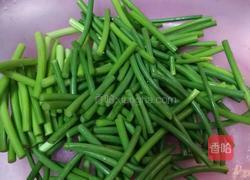 蒜苔炒烧肉的做法图解1