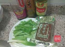 凉拌芹菜豆干的做法图解1