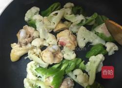菜花炒鸡翅根的做法图解3